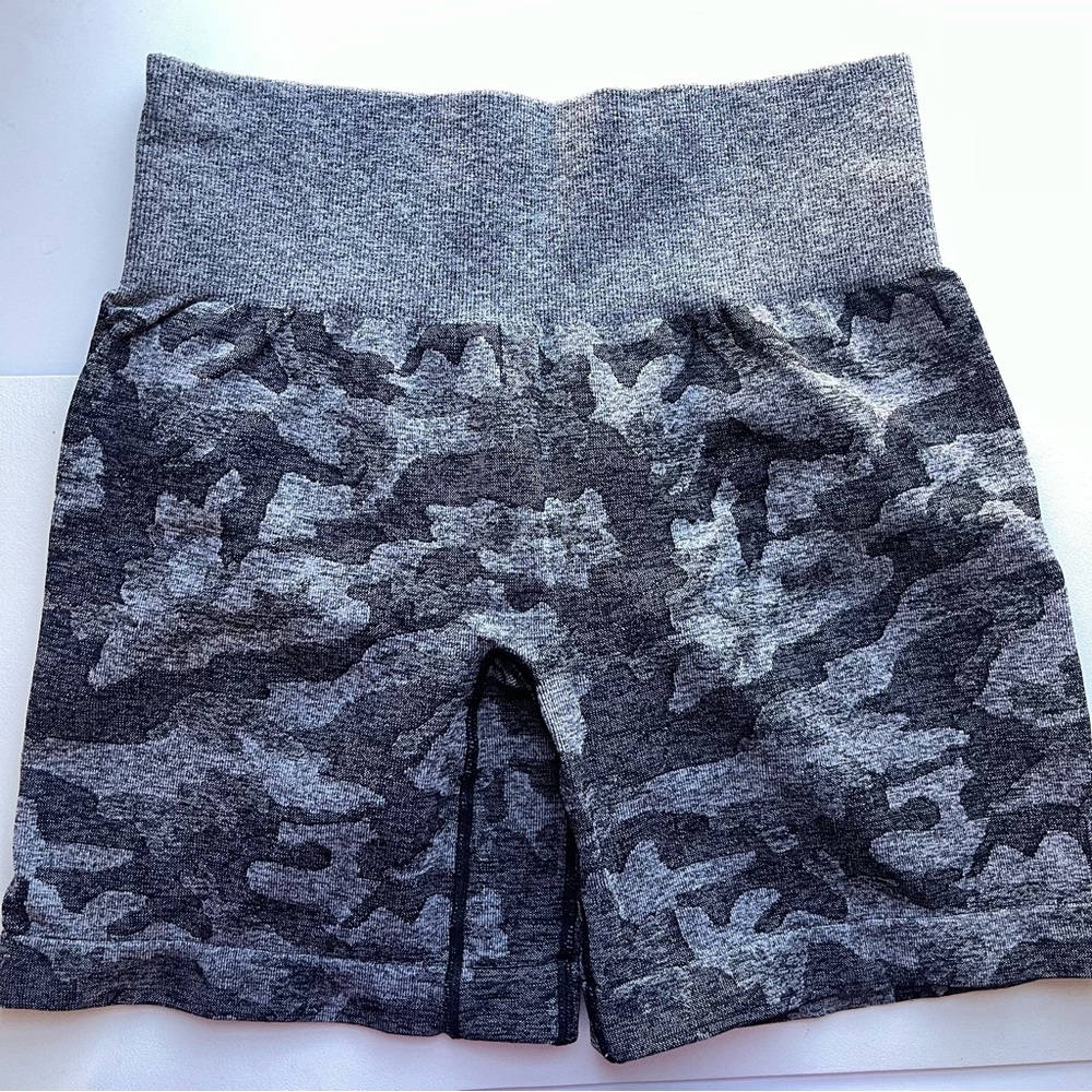 Nvgtn camo shorts - medium
